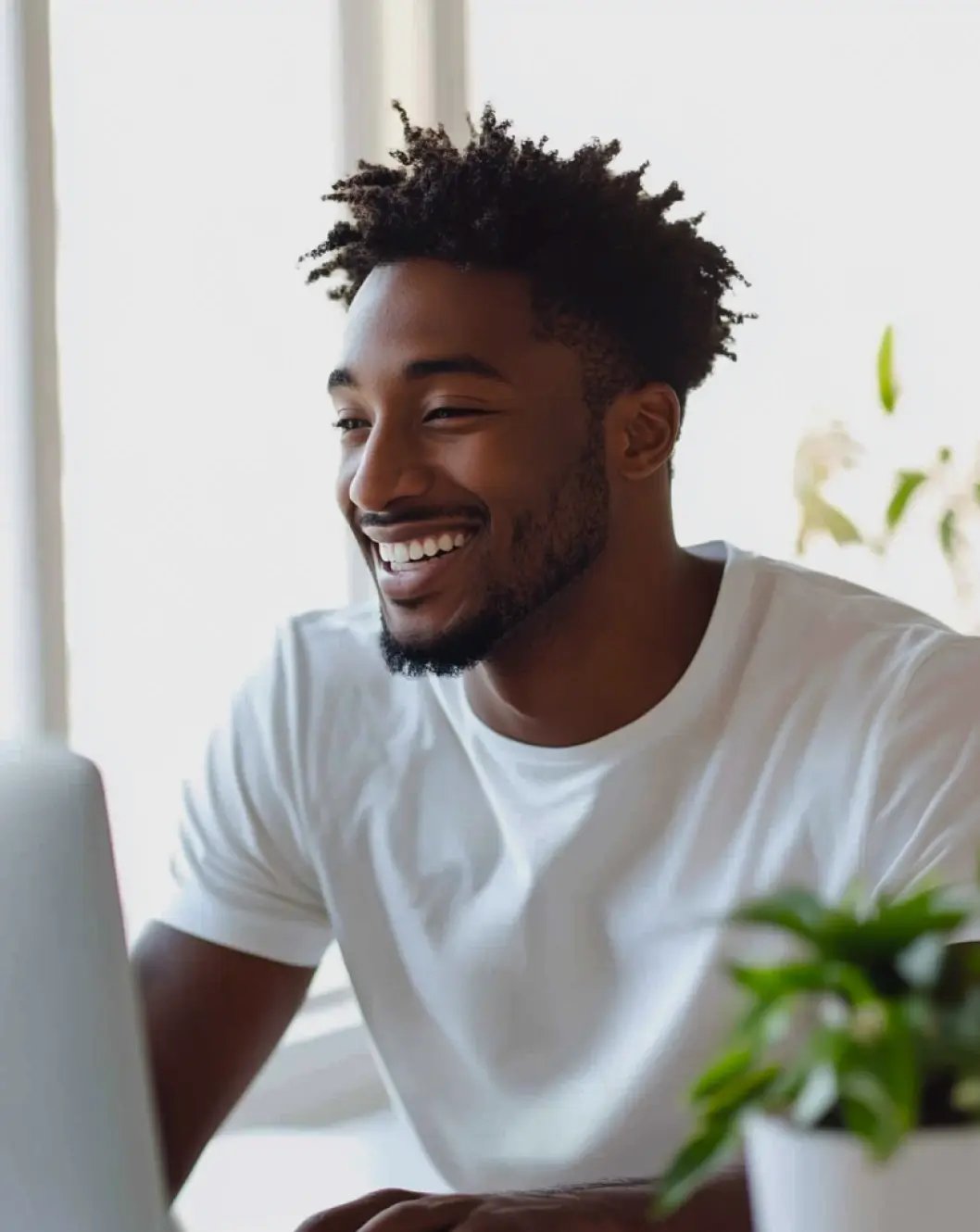 Un homme souriant utilise Visibrain pour sa marque